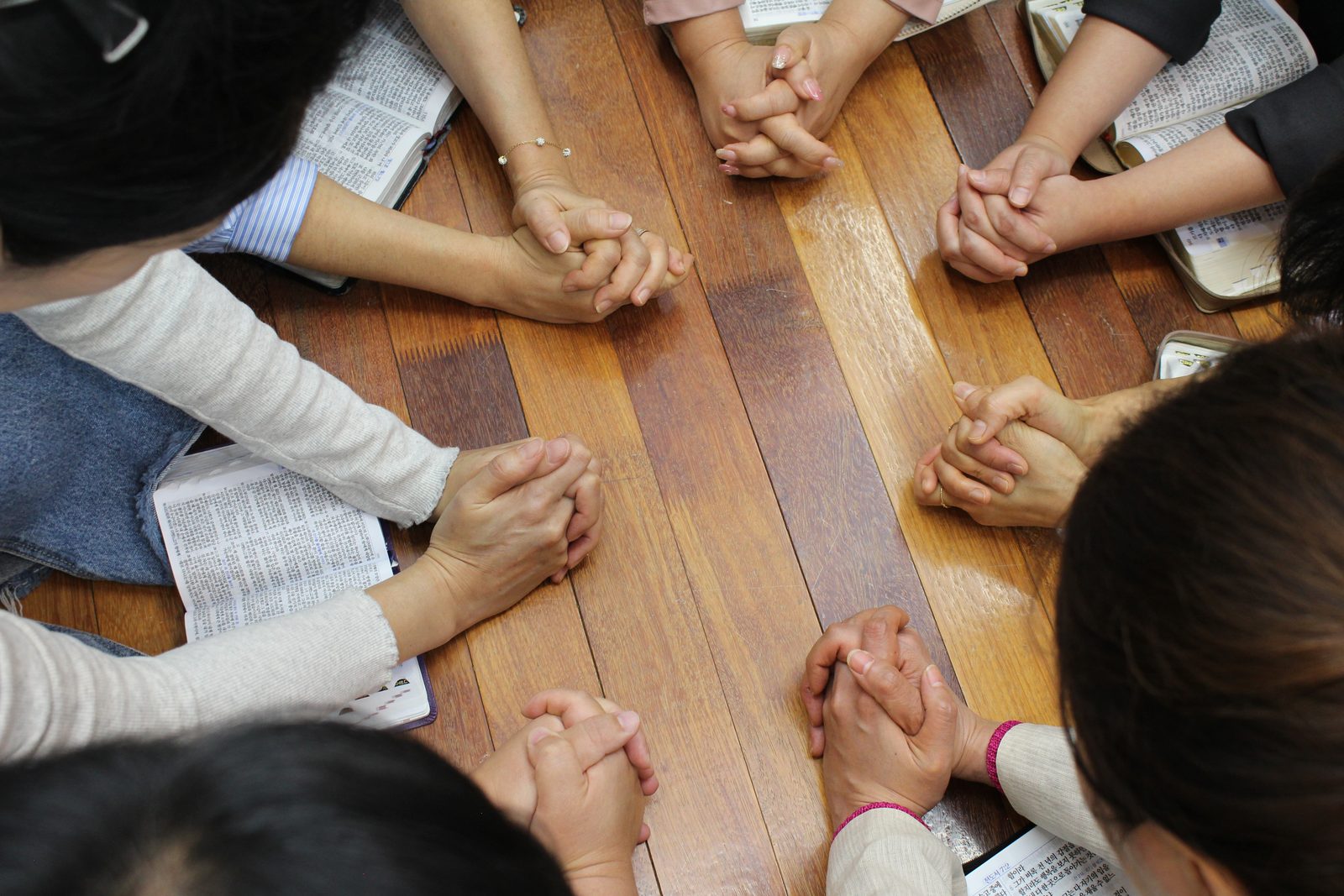금요중보기도모임 — 손을 모아 기도
