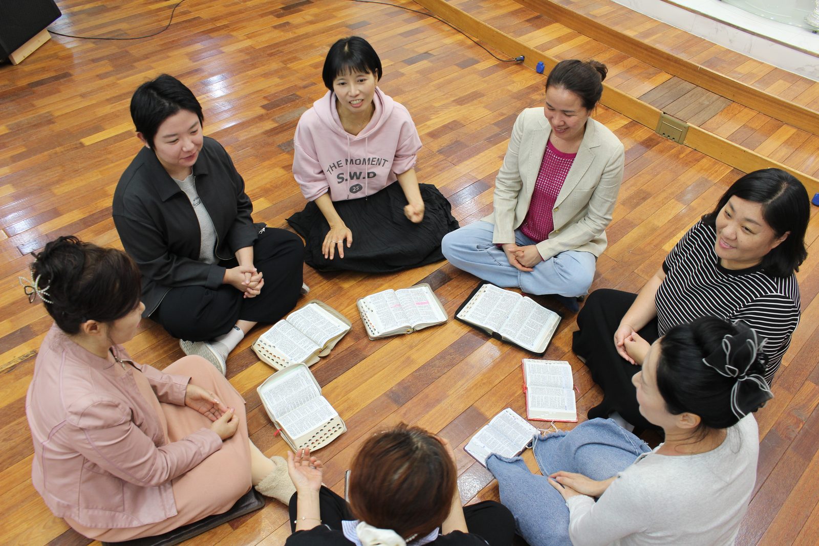 둘러앉아 말씀을 나누는 금요중보기도모임