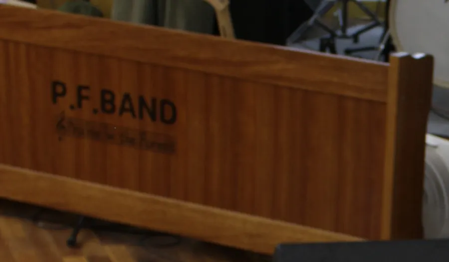 P.F.BAND 글씨가 새겨진 나무 단상